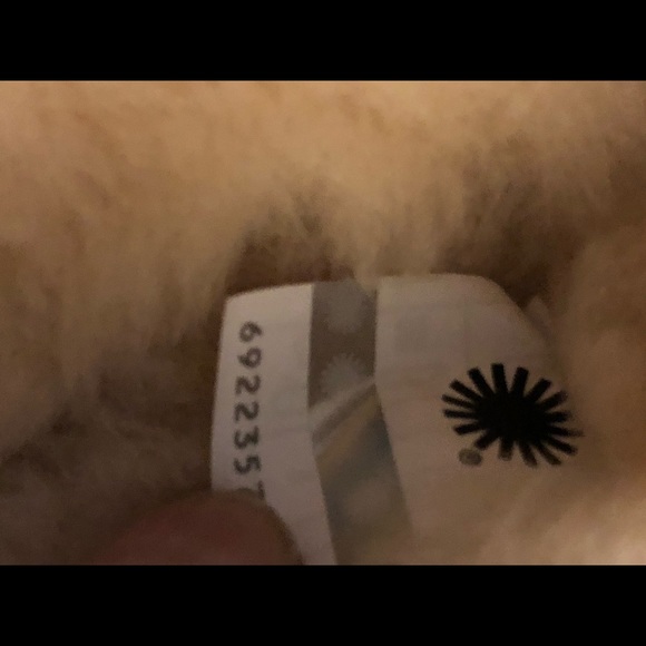 New UGG Dakota water resistant slipper - Picture 9 of 11